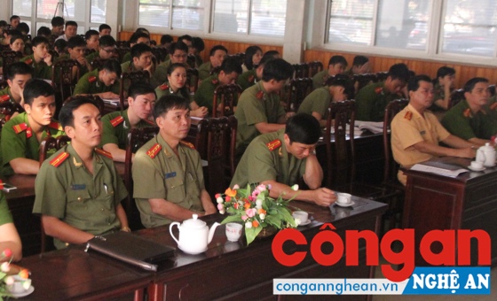 Các đại biểu và học viên dự buổi lễ