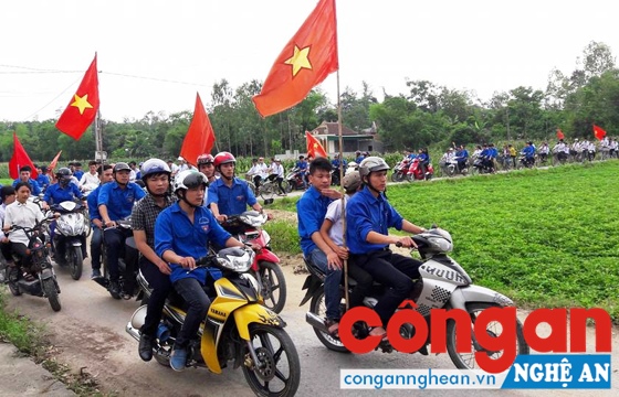 Đoàn viên thanh niên diễu hành cổ động, tuyên truyền về ngày bầu cử đại biểu Quốc hội khóa XIV và HĐND các cấp nhiệm kỳ 2016 - 2021 - Ảnh: Hồng Vinh 