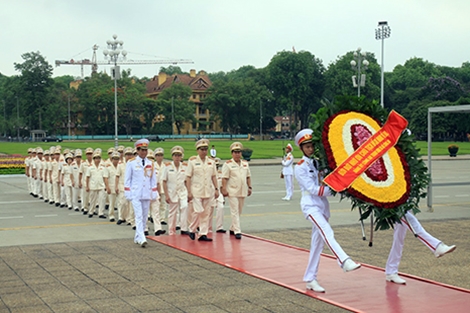 Đoàn đại biểu Đảng ủy Công an Trung ương, lãnh đạo Bộ Công an vào Lăng viếng Chủ tịch Hồ Chí Minh.