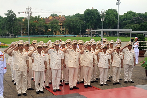 Đoàn đại biểu Đảng ủy Công an Trung ương, lãnh đạo Bộ Công an tưởng niệm Anh linh Chủ tịch Hồ Chí Minh.