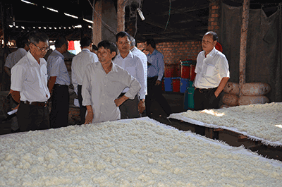 Đoàn giám sát của Ban Kinh tế - Ngân sách HĐND tỉnh đi thực tế tại làng nghề nấu rượu ở xã Hòa Long, TP. Bà Rịa.