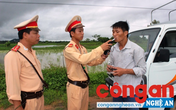 Lực lượng CSGT kiểm tra nồng độ cồn của người điều khiển phương tiện tham gia giao thông