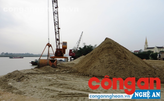 Nhiều bến tập kết cát, sỏi trái phép vẫn tiếp tục hoạt động
