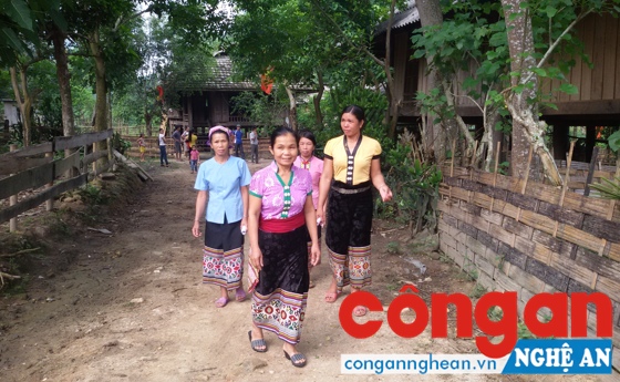 Cử tri dậy từ sớm, khoác lên mình bộ trang phục truyền thống để đi bầu cử.