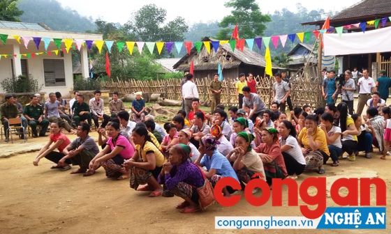 Cử tri nghe tổ bầu cử thông qua quy chế bầu cử.