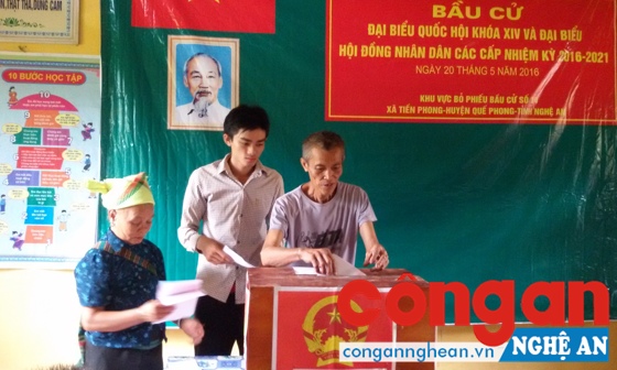 Cử tri lớn tuổi nhất làng được ưu tiên bỏ phiếu trước.