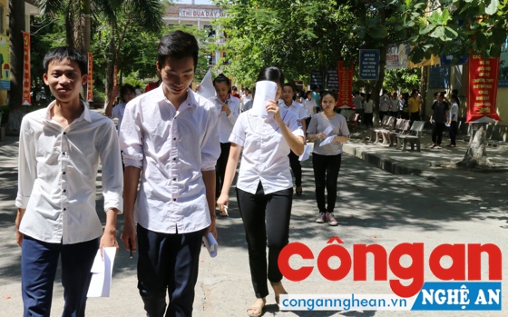Thí sinh dự thi vào lớp 10 tại Trường THPT Huỳnh Thúc Kháng năm học 2015 - 2016