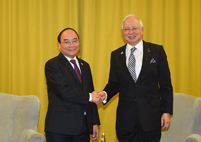 Thủ tướng Nguyễn Xuân Phúc và Thủ tướng Malaysia Najib Tun Razak. Ảnh: VGP/Quang Hiếu
