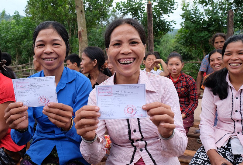 Cử tri xã miền núi Trường Sơn, huyện Quảng Ninh (Quảng Bình) tin tưởng lá phiếu của mình sẽ góp phần mang lại cuộc sống ấm no, hạnh phúc hơn. Ảnh: VGP/Lưu Hương