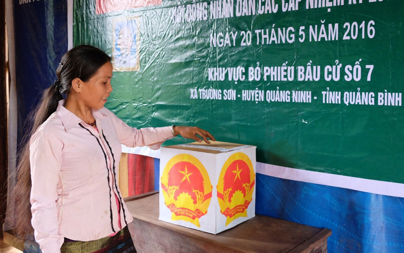 Các cử tri đã thực hiện quyền công dân. Ảnh: VGP/Lưu Hương