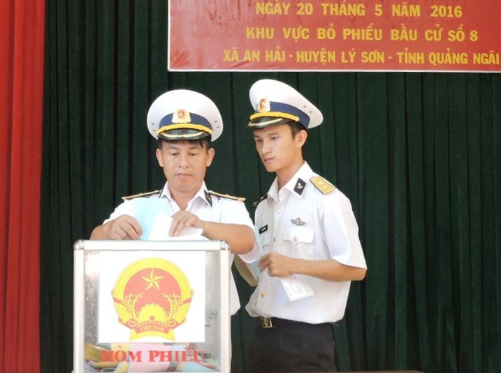 Chiến sĩ huyện đảo Lý Sơn đi bỏ phiếu bầu đại biểu Quốc hội và HĐND các cấp.