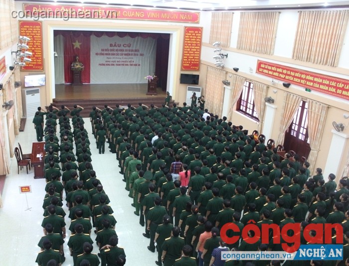CBCS thuộc cơ quan Bộ CHQS tỉnh dự lễ khai mạc bầu cử tại KVBP số 9, phường Hưng Bình- TP Vinh sáng 22/5