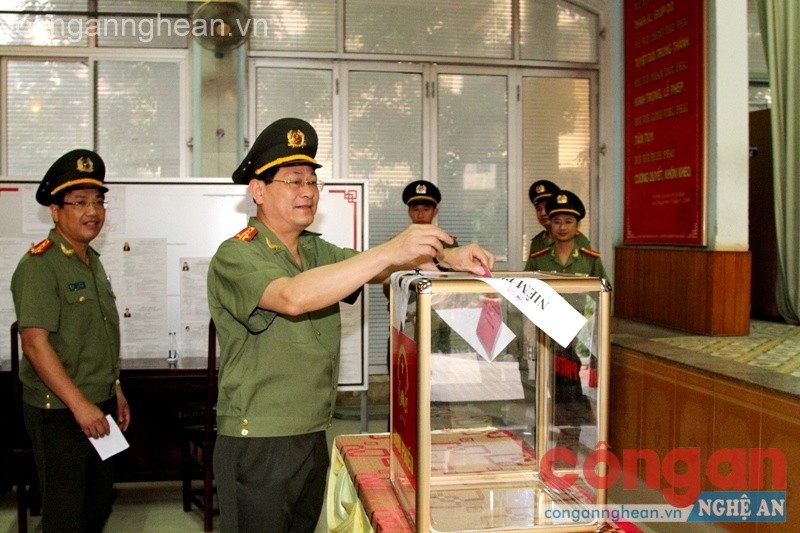 Đồng chí Đại tá Nguyễn Hữu Cầu, Ủy viên BTV Tỉnh ủy, Giám đốc Công an tỉnh là người đầu tiên bỏ lá phiếu tại điểm bầu cử số 18.