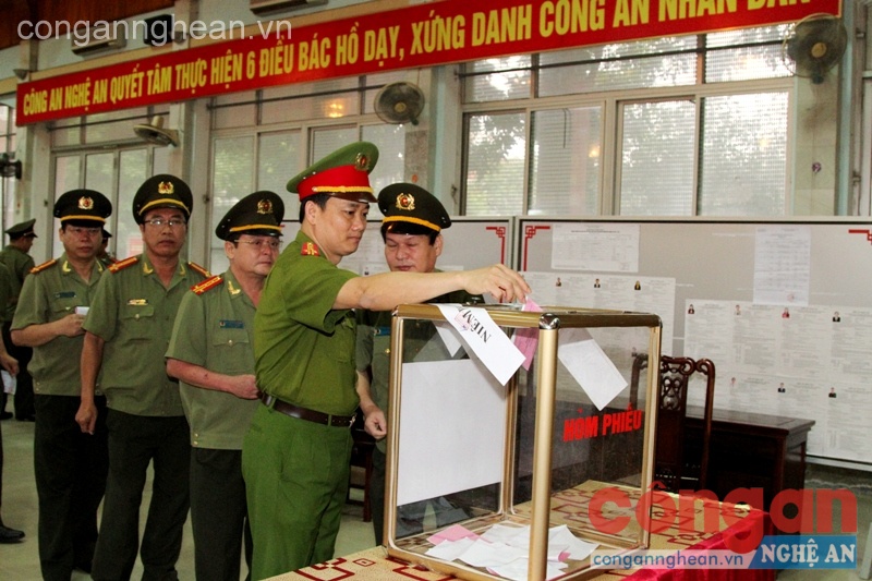 Các đồng chí lãnh đạo Công an tỉnh bỏ phiếu bầu cử.