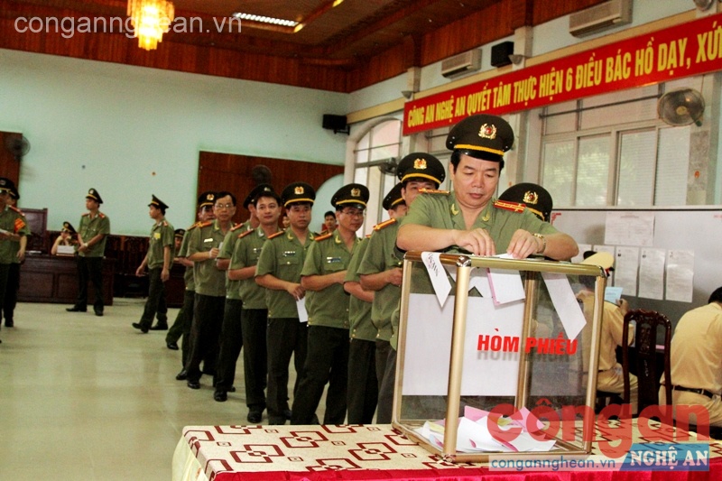 Các cán bộ, chiến sỹ thuộc Khối cơ quan Công an tỉnh tham gia bỏ phiếu.