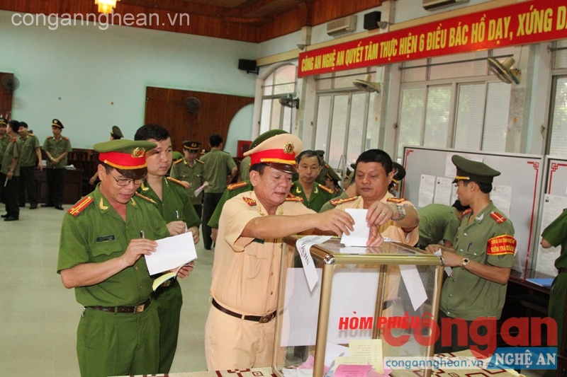 Lãnh đạo các phòng nghiệp vụ tham gia bỏ phiếu.