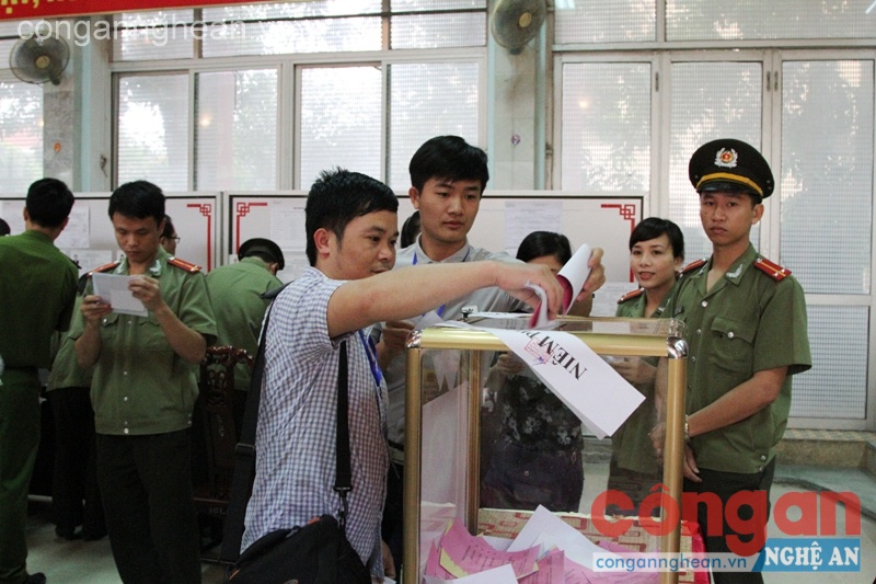 Đến cuối giờ sáng nay, công tác bỏ phiếu tại điểm bầu cử số 18 cơ bản đã hoàn tất.