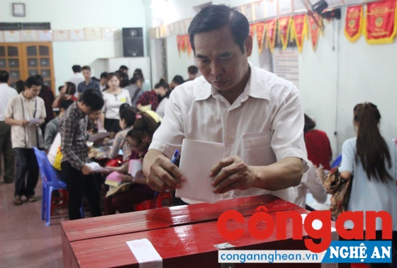 Cử tri thực hiện quyền và nghĩa vụ công dân.