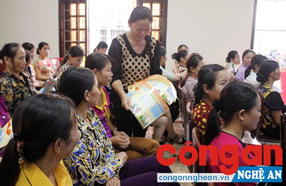 Hội LHPN huyện Quỳnh Lưu phát tờ rơi tuyên truyền người dân chung tay đẩy lùi, ngăn chặn tệ nạn xã hội