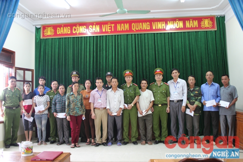 Tặng 20 suất quà, mỗi suất quả 500 ngàn đồng cho bà con ngư dân có hoàn cảnh khó khăn trên địa bàn phường Nghi Thủy, TX Cửa Lò.