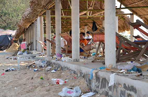 Bãi biển Đèo Nước Ngọt trở thành bãi rác do du để lại sau mỗi kỳ nghỉ.