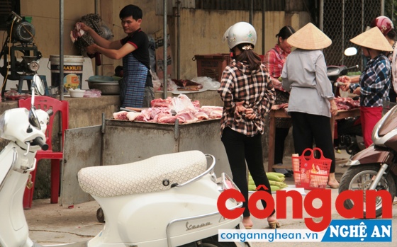 Tình trạng các hộ dân bày bán thực phẩm trên lòng, lề đường chưa đảm bảo quy định về kiểm soát giết mổ và VSATTP còn diễn ra