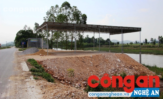 Mái tôn được dựng lên chưa lâu trên kênh Vách Bắc (Ảnh chụp ngày 19/5/2016)