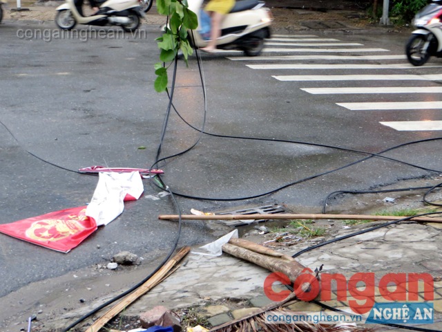 Dây cáp vương vãi dưới nền đất