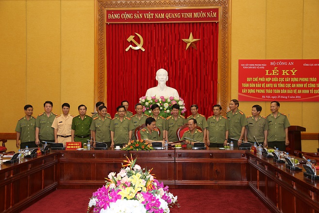 Với sự chứng kiến của Thứ trưởng Bùi Văn Nam và các đại biểu, đại diện lãnh đạo Tổng cục An ninh và Cục Xây dựng phong trào toàn dân bảo vệ ANTQ  ký kết Quy chế phối hợp.