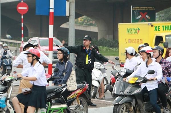Các chiến sĩ cơ động làm nhiệm vụ tại nút giao thông Phạm Hùng, Hà Nội.