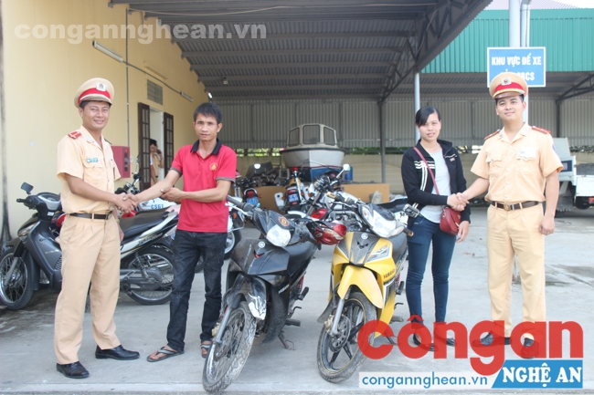 Trao trả xe cho chị Cao Thị Diện và anh Ngô Ngọc Giang