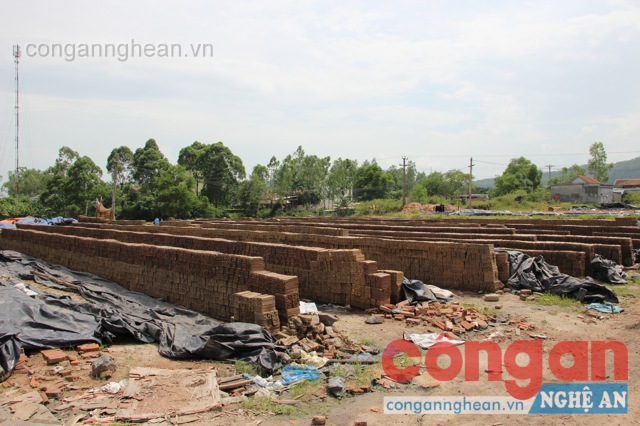Gạch mộc đang phơi nắng chờ xếp vào lò