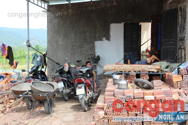 Công nhân làm gạch đang nghỉ trưa