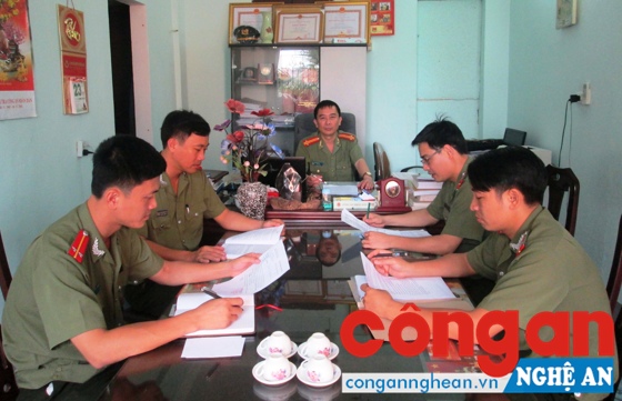 Đội Thanh tra giải quyết khiếu nại, tố cáo đang xử lý đơn của công dân
