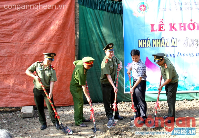 Lễ khởi công xây dựng nhà nhân ái cho Thượng sỹ Vi Thanh Sang, Cán bộ Công an huyện Tương Dương.