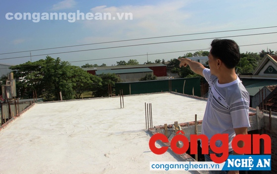 Đường dây điên đi sát mái nhà người dân