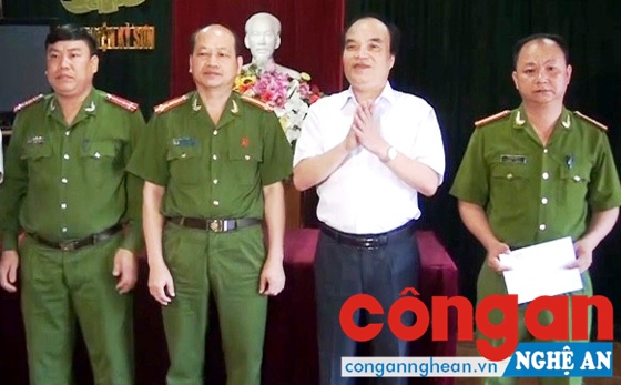 Lãnh đạo huyện Kỳ Sơn trao thưởng cho Ban chuyên án 208T