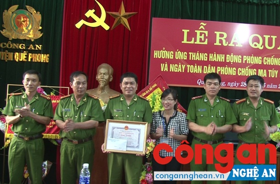 Phó Chủ tịch UBND huyện Quế Phong trao thưởng cho Ban chuyên án 516P