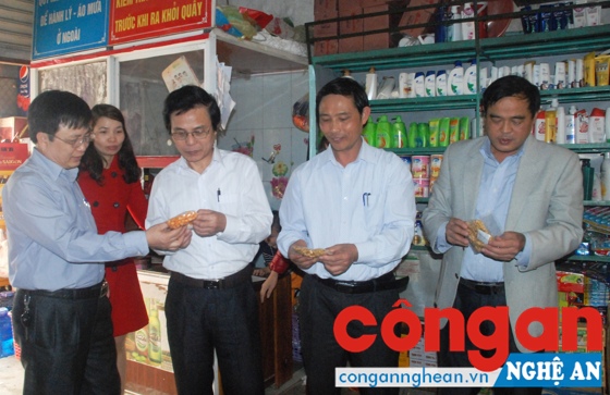 Đoàn kiểm tra liên ngành kiểm tra chất lượng hàng hóa tại chợ Vinh