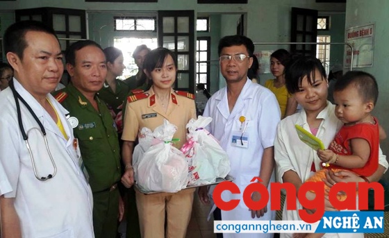 Đồng chí Thượng tá Hồ Phúc Đóa, Phó trưởng Công an huyện Quỳnh Lưu, Ông Nguyễn Sỹ Thành, Giám đốc BVĐK Quỳnh Lưu, cùng các đồng chí trong đoàn.
