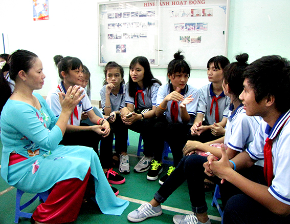 Một tiết sinh hoạt ngoại khóa, kể chuyện về Bác Hồ của giáo viên và học sinh trường Nuôi dạy trẻ khuyết tật tỉnh.