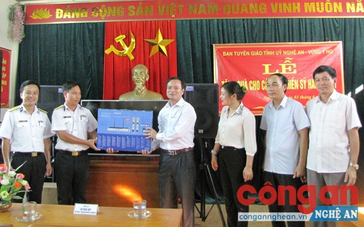Cùng sự quan tâm về tinh thần, dịp này Ban Tuyên giáo TU đã trao tặng đơn vị Hải đội 137 phần quà có giá trị