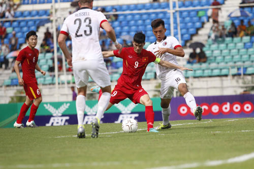 Công Vinh bỏ lỡ cơ hội ngon ăn ở phút 30 hiệp 1