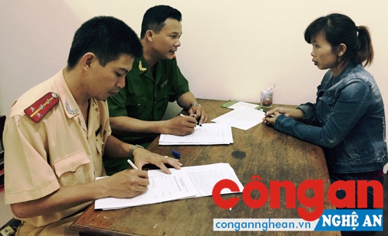 Cơ quan chức năng lấy lời khai của đối tượng trong đường dây mua bán người