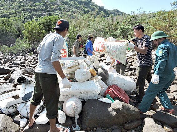 Huyện Côn Đảo ra quân nhặt rác nhân ngày Môi trường thế giới (5-6) tại hòn Bảy Cạnh.