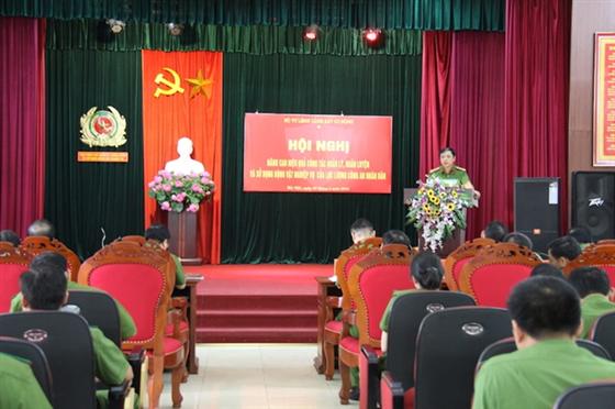 Đại biểu tham luận tại Hội nghị.