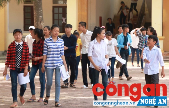 Thí sinh tại điểm thi Trường THPT Lê Viết Thuật (TP Vinh) kết thúc môn thi đầu tiên