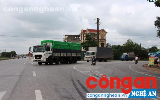Mặc dù phương tiện tham gia giao thông đông nhưng tại điểm giao nhau giữa đường tránh TP Vinh và Quốc lộ 1A không có đèn tín hiệu giao thông