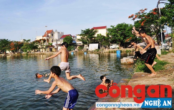Các bậc phụ huynh không nên cho trẻ ra ao hồ tự nhiên tắm để tránh nguy cơ đuối nước