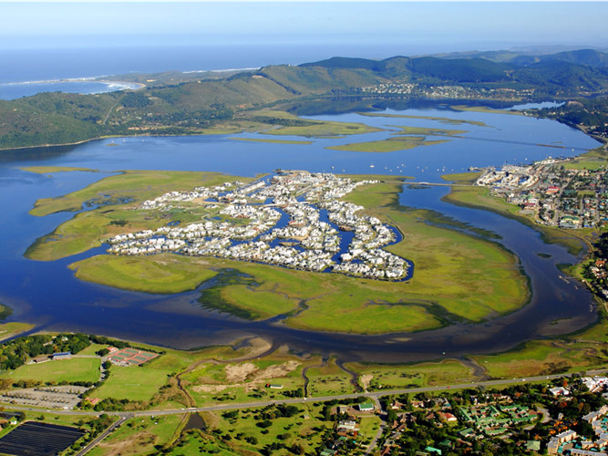 Garden Route của Nam Phi sẽ đưa bạn qua các danh thắng tuyệt vời như thị trấn Knysna và các khu rừng bản địa, những bãi biển lấp lánh.